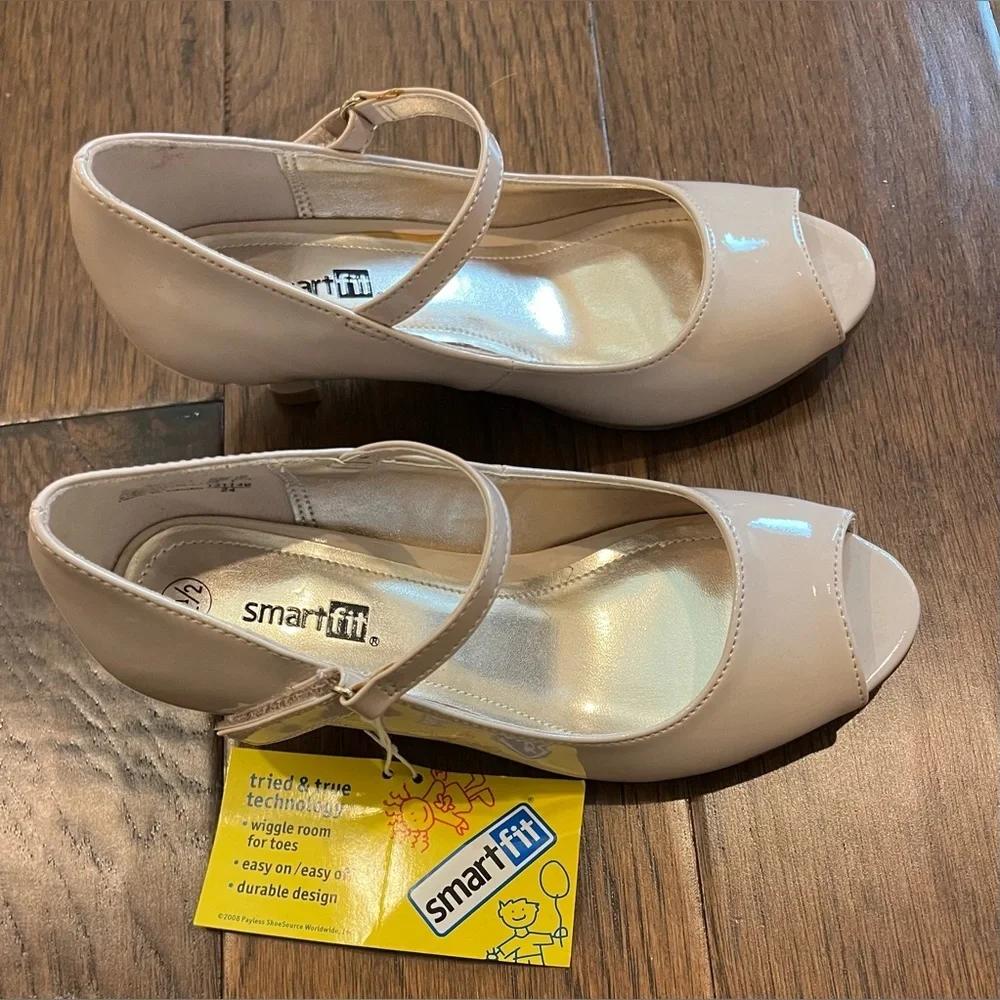 NEW SmartFit Cream Patent Peep-Toe Dress Shoes Mary Jane Heels Adjustable 1.5